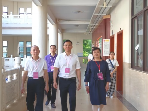 市司法局领导考场巡查.jpg 市司法局领导考场巡查.jpg