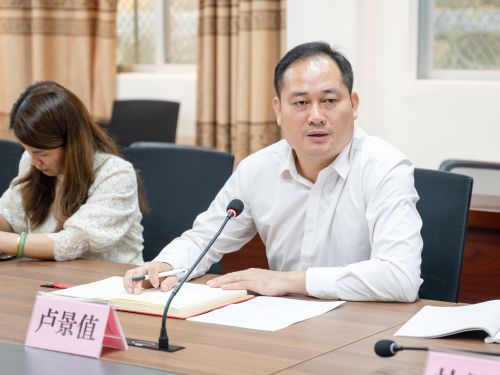 卢景值主持.jpg 卢景值主持.jpg