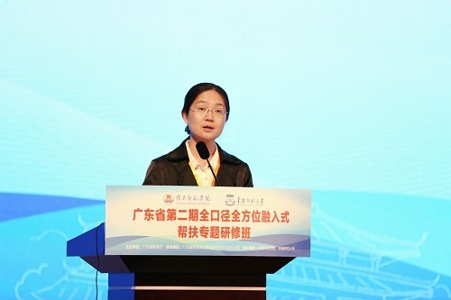 李霞讲话.jpg 李霞讲话.jpg