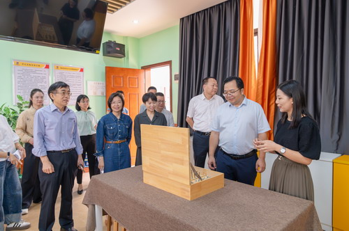 参观现场.jpg 参观现场.jpg