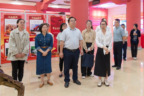 参观党建馆.jpg 参观党建馆.jpg