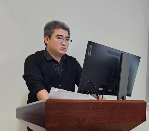 图为邓振华代表项目组汇报.jpg 图为邓振华代表项目组汇报.jpg