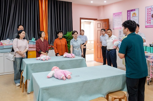 参观健康学院.jpg 参观健康学院.jpg