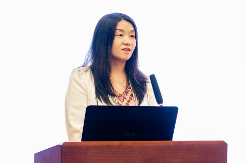 张等菊作报告.JPG 张等菊作报告.JPG