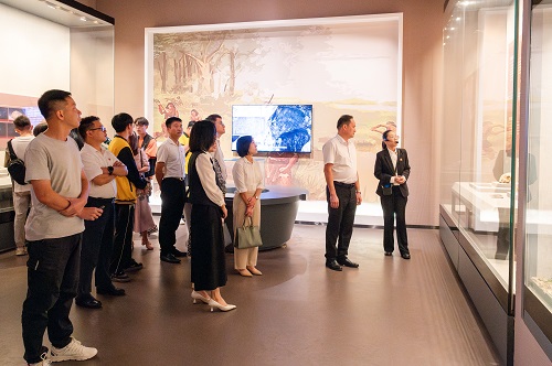 师生参观.JPG 师生参观.JPG