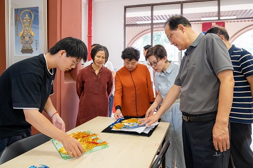 参观广府金绣.jpg 参观广府金绣.jpg