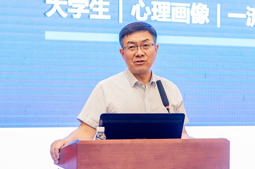 李雄鹰作报告.JPG 李雄鹰作报告.JPG