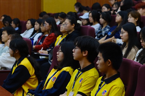 现场学生聆听讲座.jpg 现场学生聆听讲座.jpg