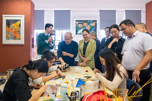 调研组参观广府金绣工作室.jpg 调研组参观广府金绣工作室.jpg