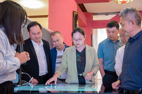 调研组参观党建馆.jpg 调研组参观党建馆.jpg