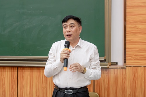 学校党委书记丁勇授课.jpg 学校党委书记丁勇授课.jpg