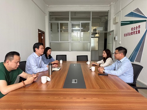 双方洽谈.jpg