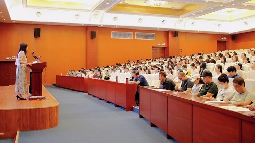 张等菊作讲座.jpg 张等菊作讲座.jpg