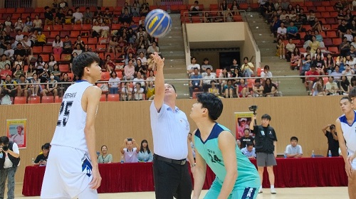 卢景值为揭幕战开球.jpg 卢景值为揭幕战开球.jpg