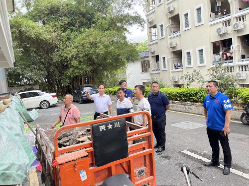 检查组检查学生宿舍.jpg 检查组检查学生宿舍.jpg