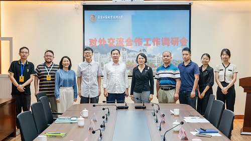 双方合影.jpg 双方合影.jpg