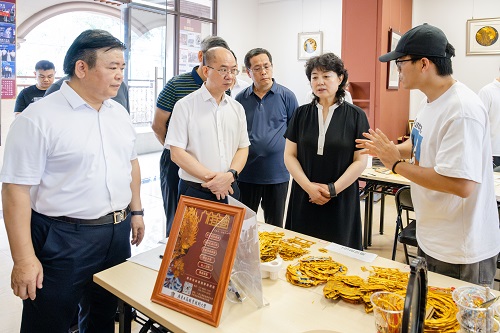 郑野岩一行参观广府金绣工作室.jpg 郑野岩一行参观广府金绣工作室.jpg