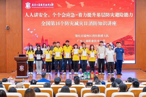 学生代表获颁聘书.jpg 学生代表获颁聘书.jpg