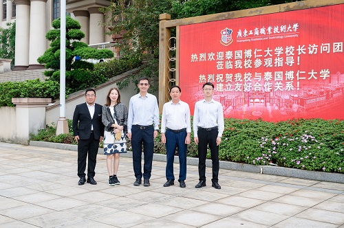 双方在星湖校区图书馆前合影.jpg 双方在星湖校区图书馆前合影.jpg