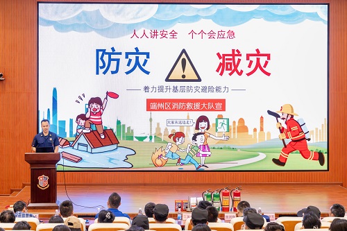 黎洪坚作主题讲座.jpg 黎洪坚作主题讲座.jpg