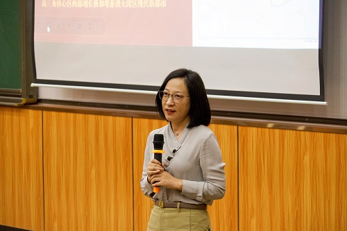 主讲人许辉.JPG 主讲人许辉.JPG