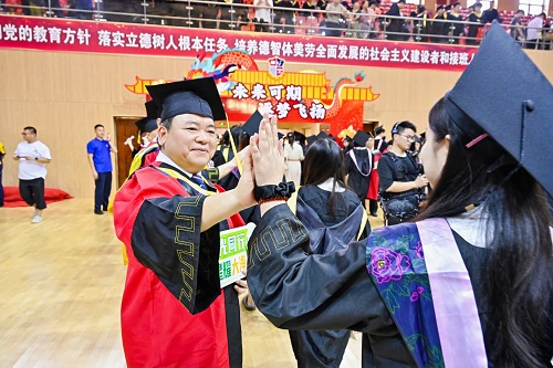 莫秀全欢送毕业生.jpg 莫秀全欢送毕业生.jpg