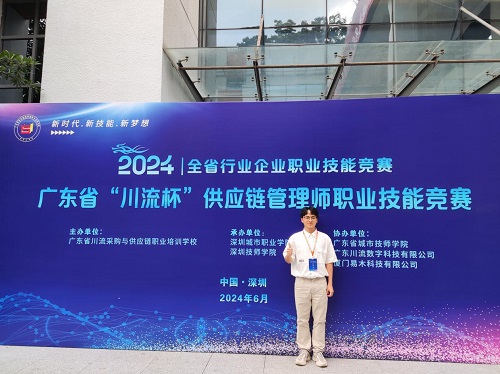 获奖教师黄靖钊.jpg 获奖教师黄靖钊.jpg