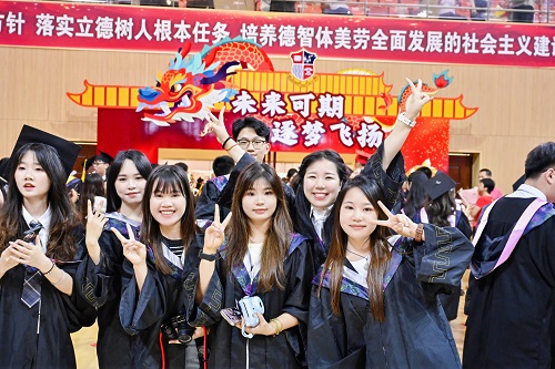 毕业生合影.jpg 毕业生合影.jpg