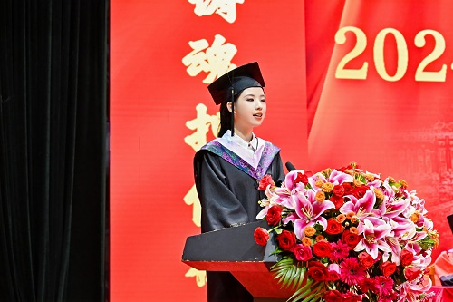 毕业生代表发言.jpg 毕业生代表发言.jpg