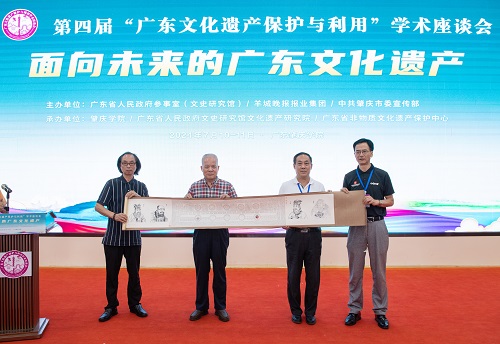 韩治国(右一)与何永麟(左一)展示《金易宝》作品并赠送给大会组委会.jpg 韩治国(右一)与何永麟(左一)展示《金易宝》作品并赠送给大会组委会.jpg