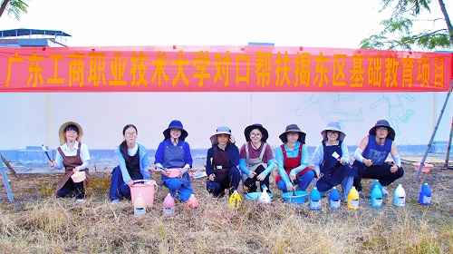 澳门网投师生在墙绘现场合影.jpg 澳门网投师生在墙绘现场合影.jpg