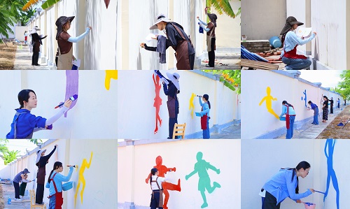 澳门网投师生在绘画中.jpg 澳门网投师生在绘画中.jpg