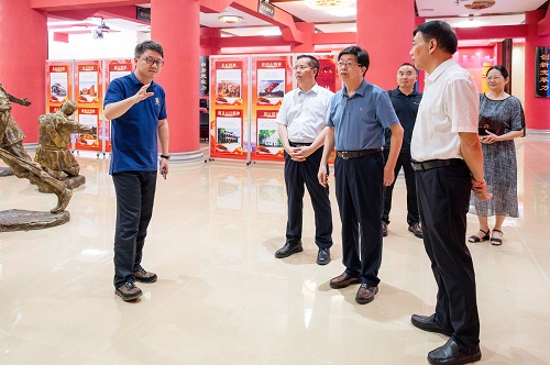 现场参观1.jpg 现场参观1.jpg