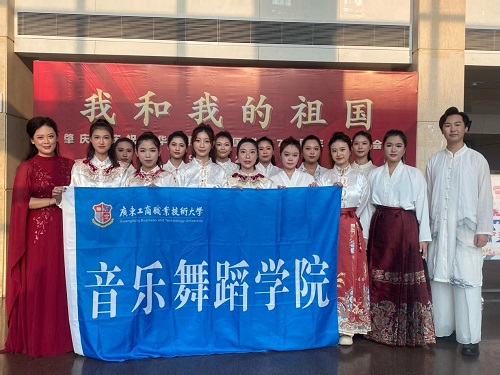 音乐舞蹈学院师生合影.jpg 音乐舞蹈学院师生合影.jpg