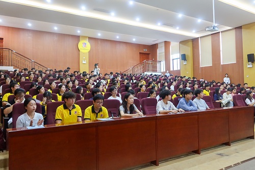 现场师生聆听.JPG 现场师生聆听.JPG