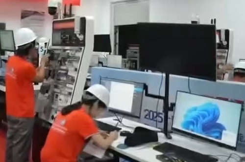 决赛现场参赛学生激烈角逐.jpg 决赛现场参赛学生激烈角逐.jpg