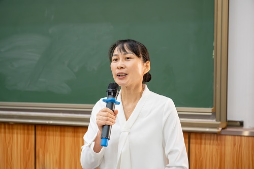 罗少珍授课.jpg 罗少珍授课.jpg