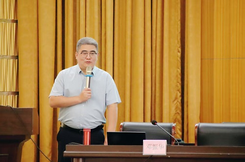邓振华主讲.jpg