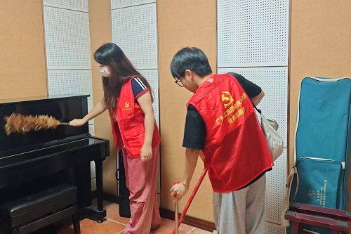 志愿者在行动.jpg 志愿者在行动.jpg