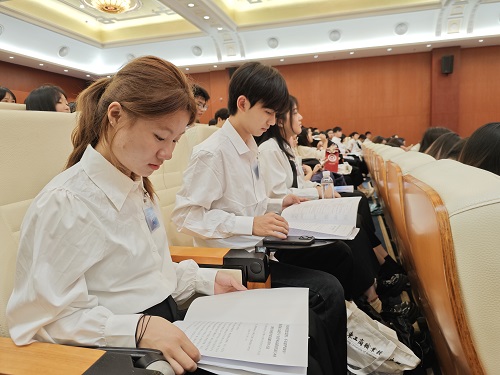 与会代表听取工作报告.jpg 与会代表听取工作报告.jpg