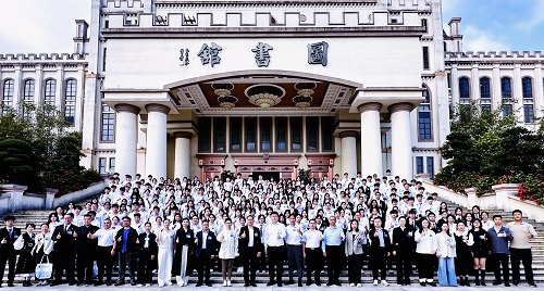 与会人员合影留念.jpg 与会人员合影留念.jpg