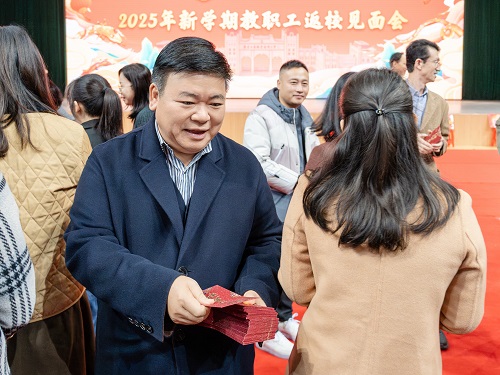 董事会及校领导在两校区派发红包3.JPG 董事会及校领导在两校区派发红包3.JPG