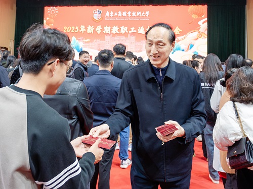 董事会及校领导在两校区派发红包4.JPG 董事会及校领导在两校区派发红包4.JPG