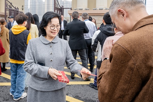 董事会及校领导在两校区派发红包2.JPG 董事会及校领导在两校区派发红包2.JPG