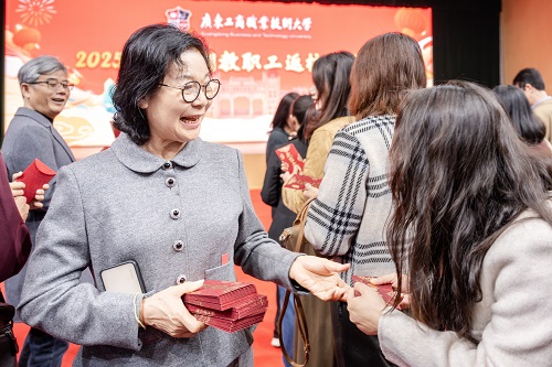 董事会及校领导在两校区派发红包1.JPG 董事会及校领导在两校区派发红包1.JPG