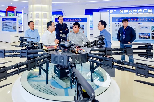 莫秀全视察学校低空经济展厅.jpg 莫秀全视察学校低空经济展厅.jpg