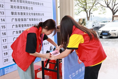 学院志愿者在工作中.jpg 学院志愿者在工作中.jpg