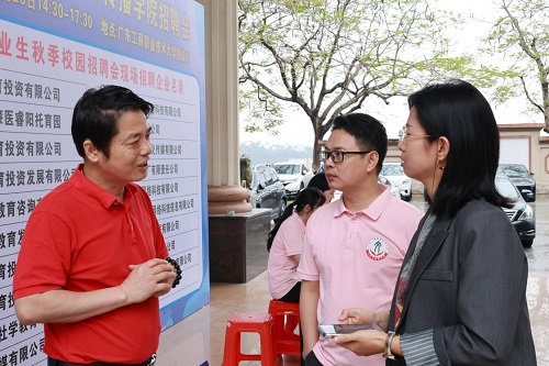 学院领导与企业代表交流.jpg 学院领导与企业代表交流.jpg