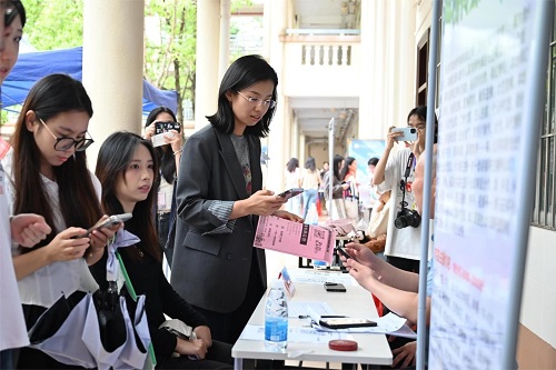 招聘会现场.jpg 招聘会现场.jpg