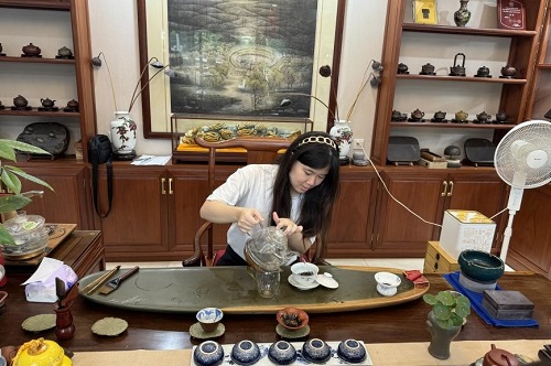 在端砚艺术馆留学生展示茶艺.jpg